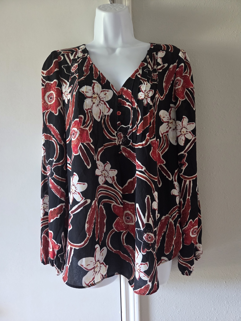 cupcakes and cashmere Floral Blouse in Black & Red Size Medium